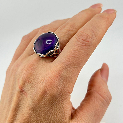 Срібна каблучка з аметистом: елегантність та сила каменю